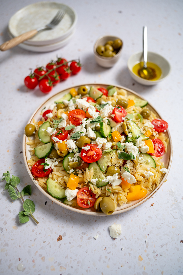 Griekse salade met orzo