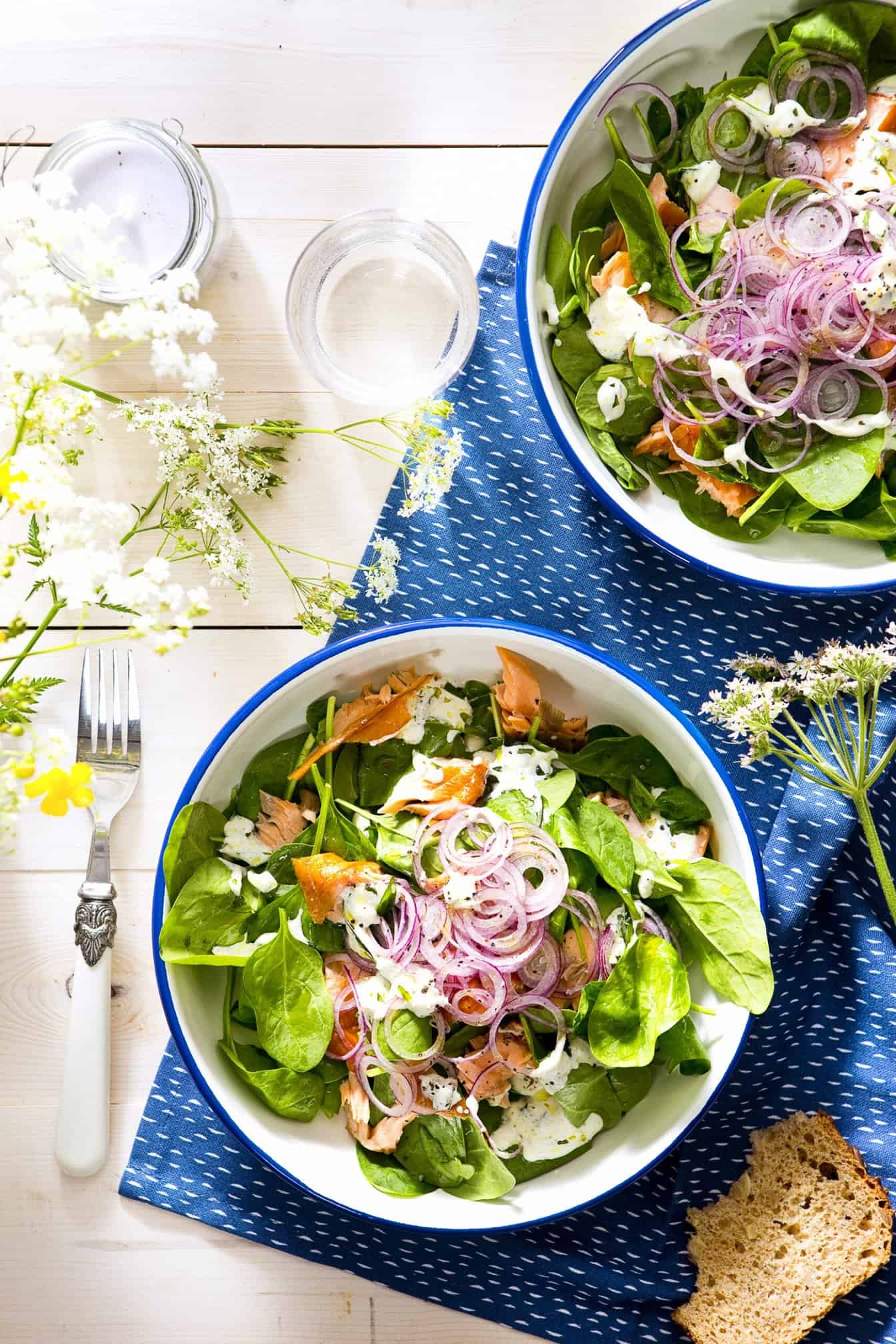 Warmgerookte zalm met spinazie en dragon-yoghurtdressing