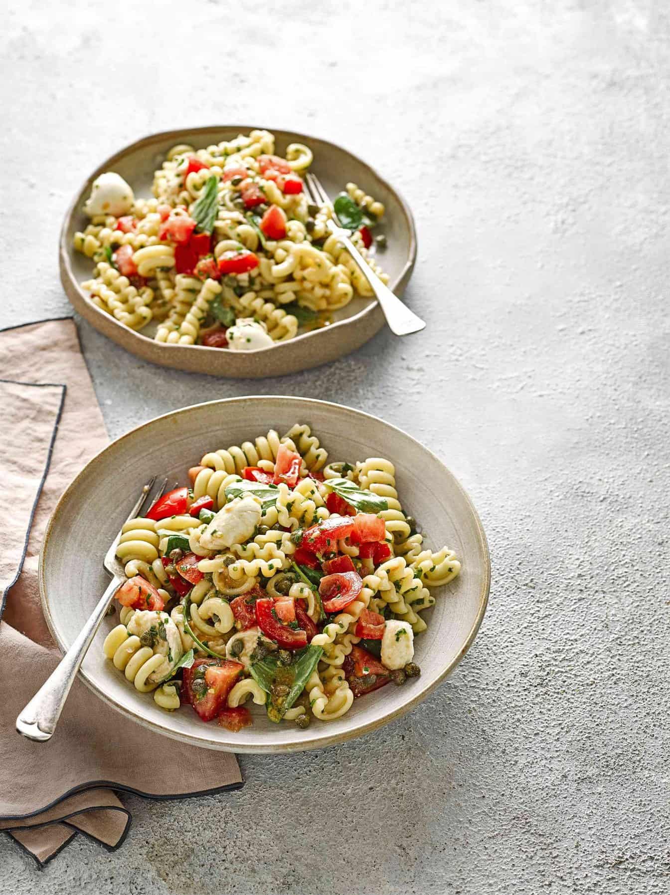 snelle vegetarische recepten Pastasalade met mozzarella, kappertjes en tomaten