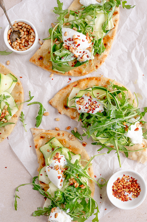 Naan met courgette, burrata en pijnboompitjes