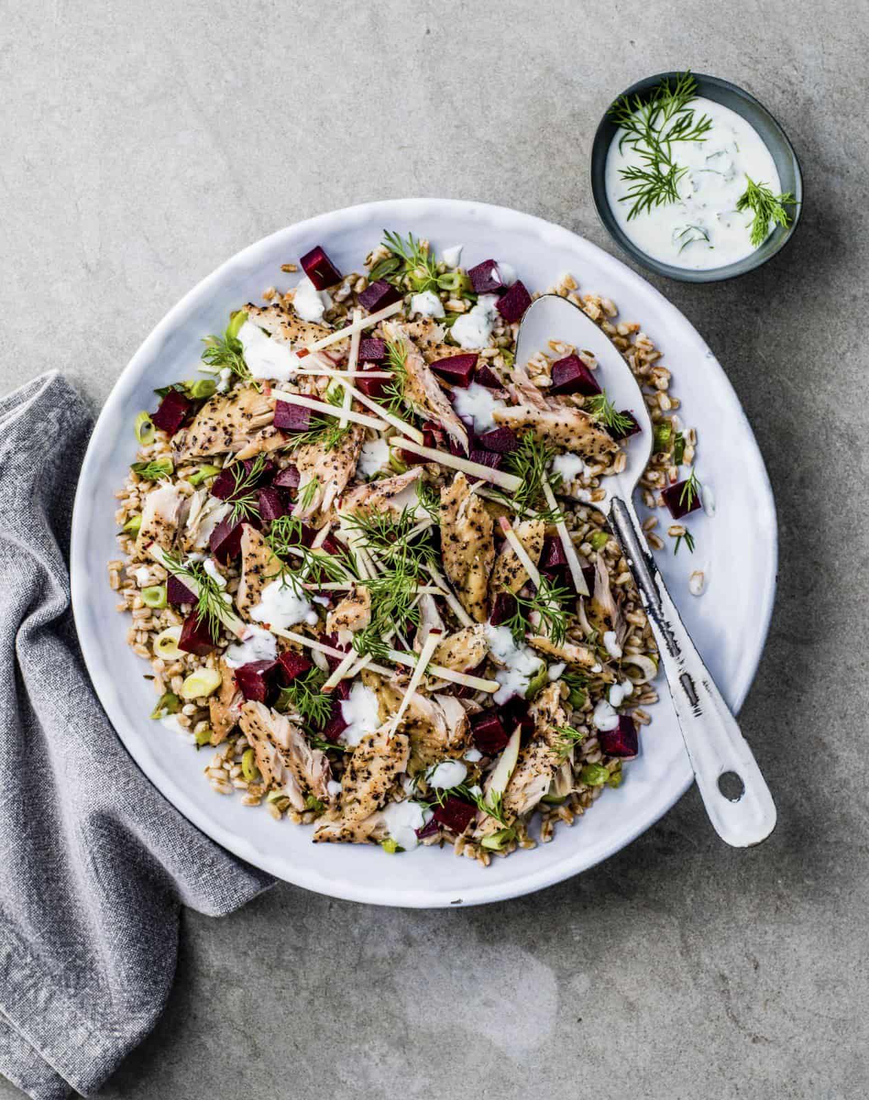 Appel-bietensalade met gerookte makreel