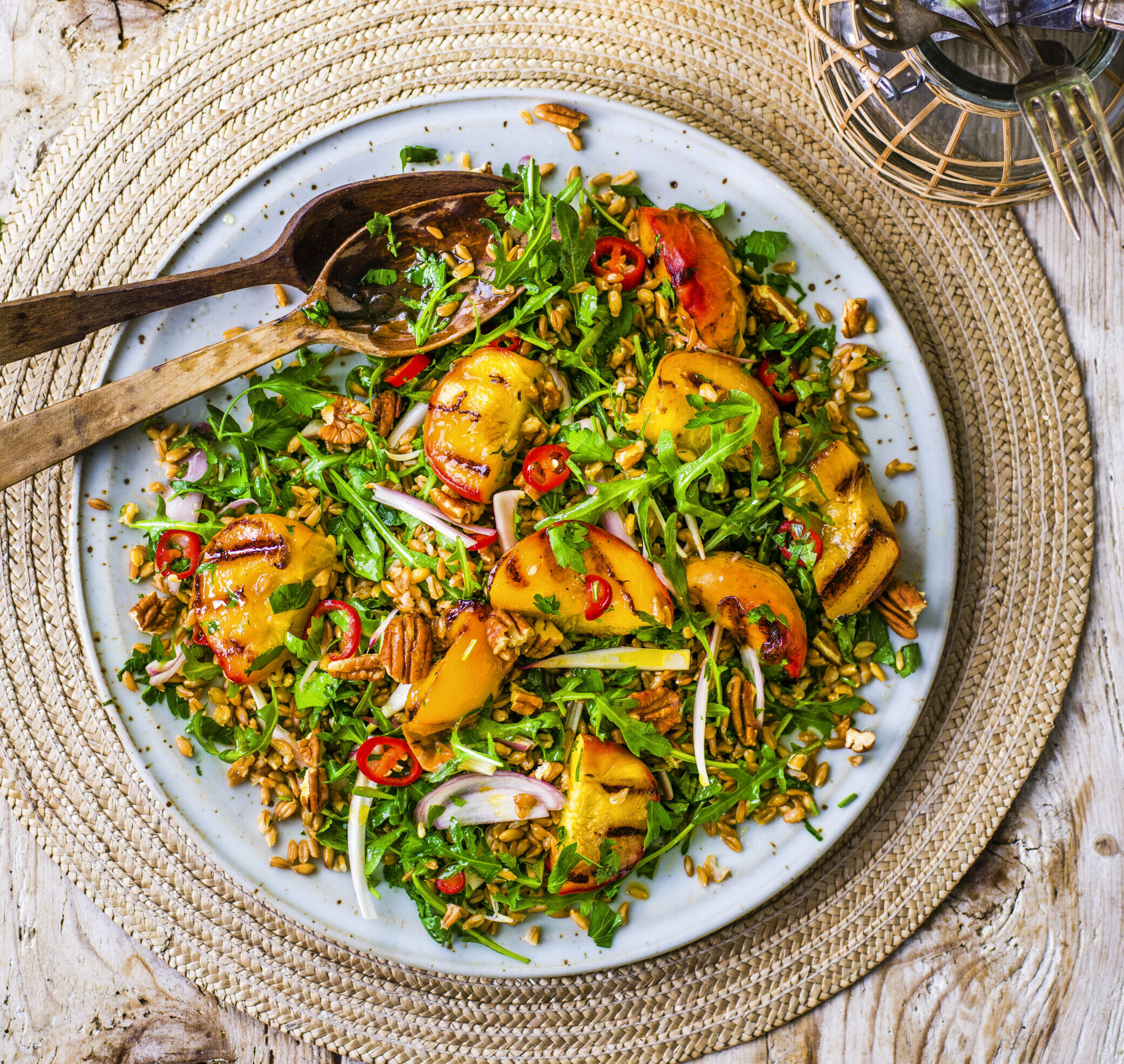 Farro-salade met gegrildeperzik en pecannoten