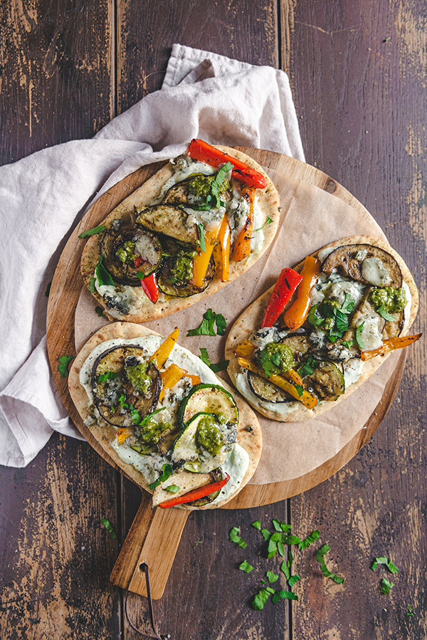 Naan met geroosterde groenten en pestosaus