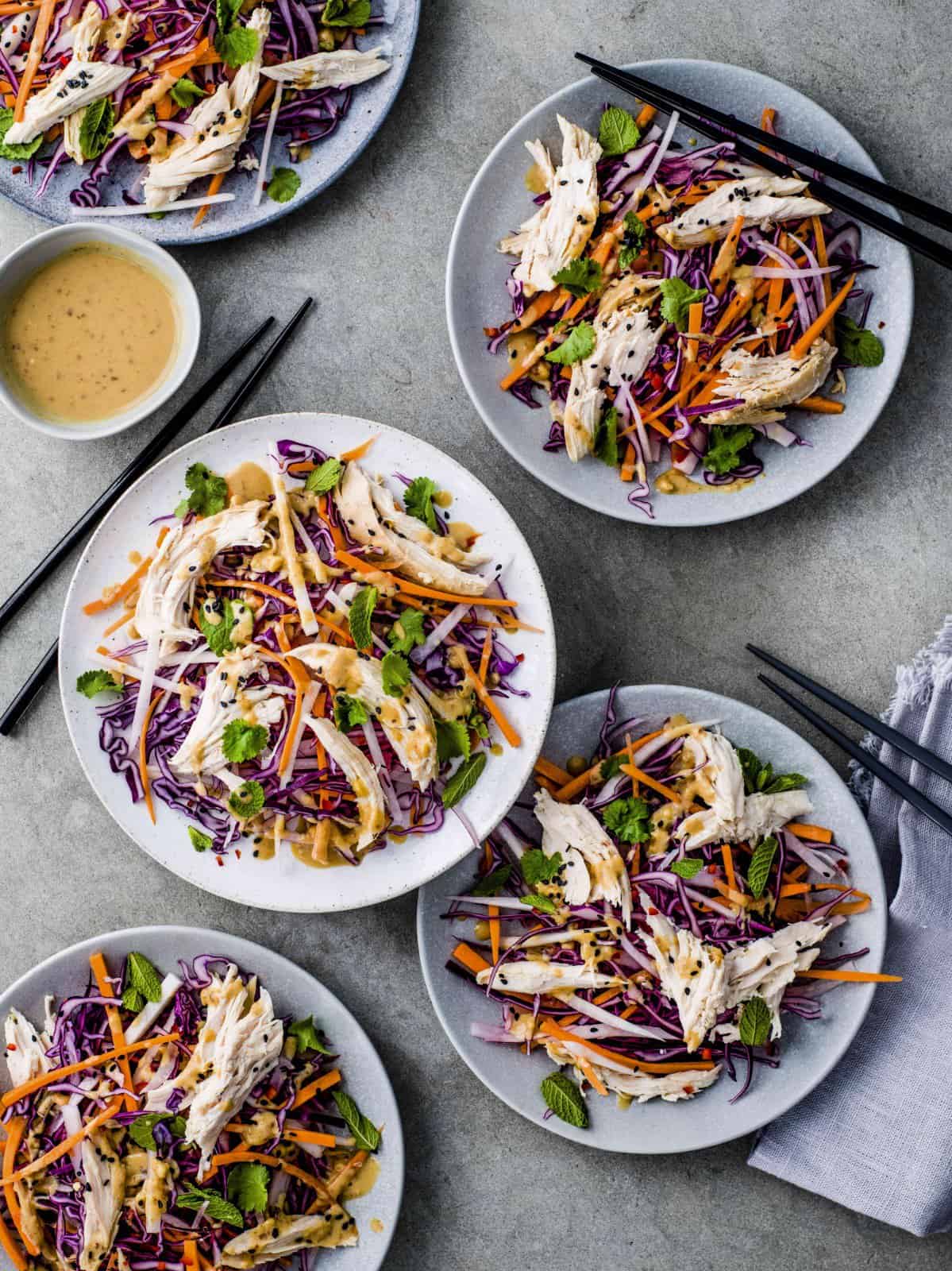 Knapperige koolsalade met kip en pindadressing