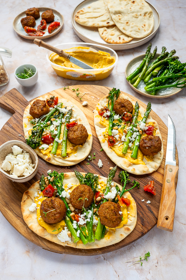 Naan met hoemoes, falafel en groente groenten