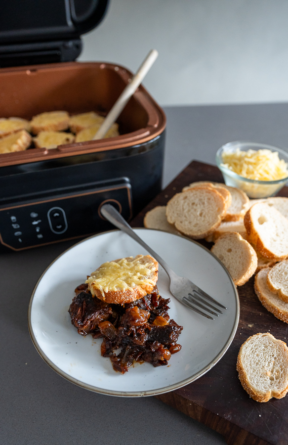 Hachee schotel met gegratineerd stokbrood