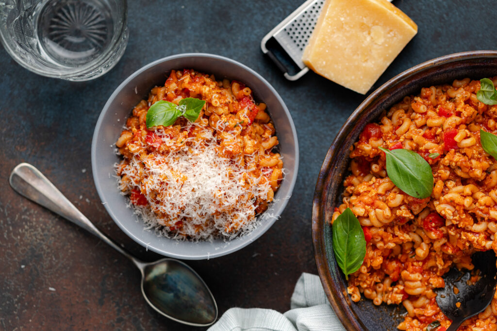 Macaroni met tomaat en kipgehakt – Francesca Kookt