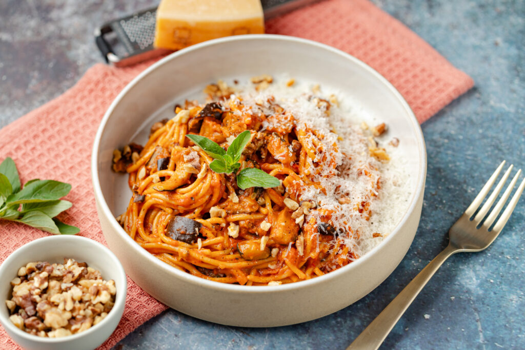 Volkoren spaghetti met geroosterde groenten en walnoten – Francesca Kookt