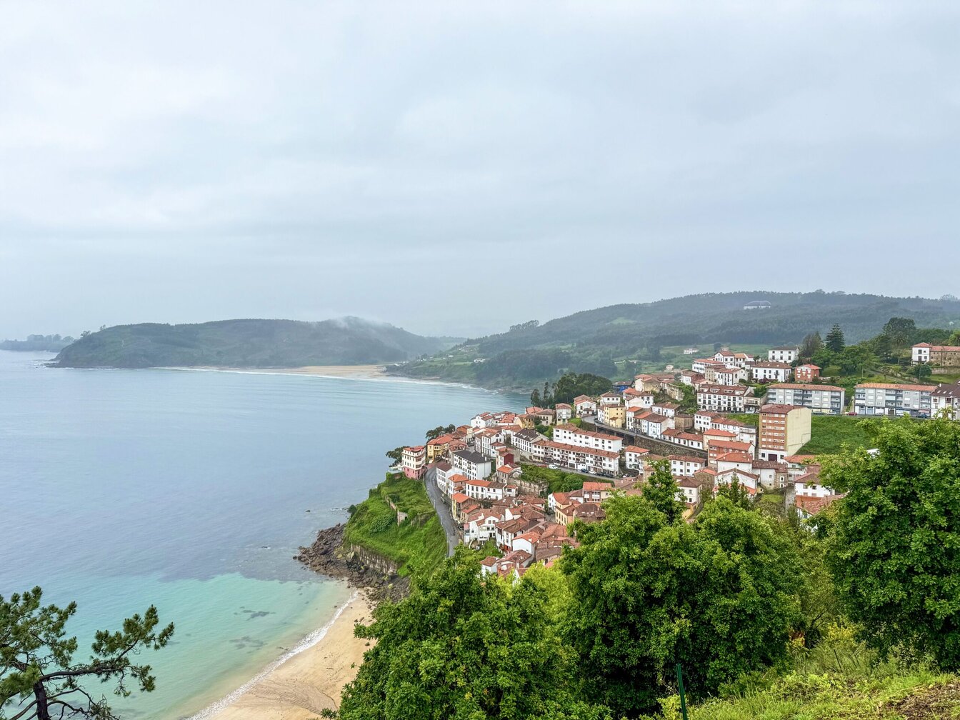 Uitzicht over de kustlijn van Asturië in Spanje