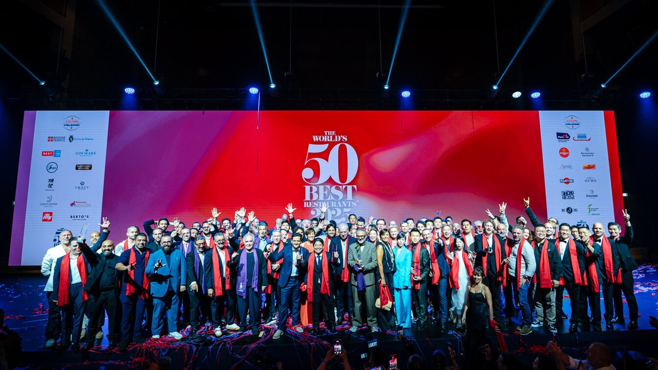 Groepsfoto van alle winnaars van World's 50 Best 2025 - de beste restaurants ter wereld
