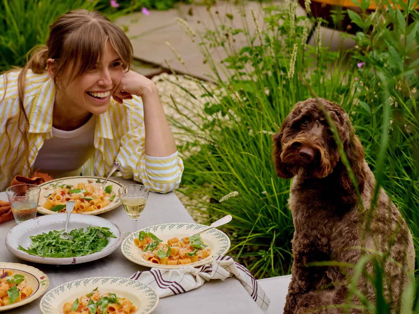Natalia Rudin met hond en eten van Cooking Fast & Slow