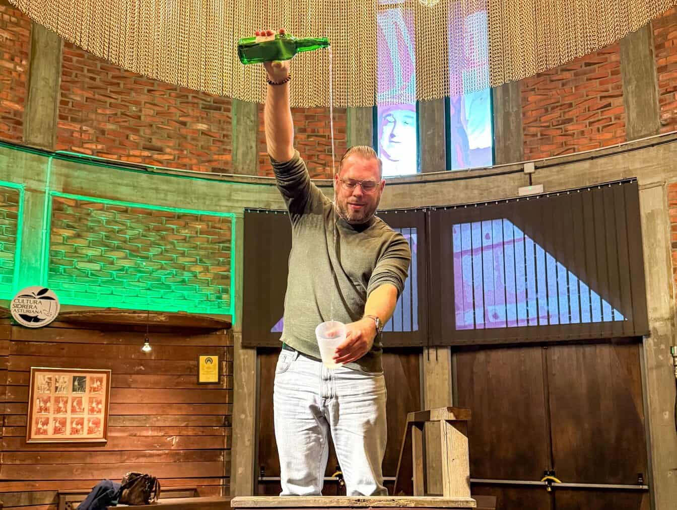Bas Erkens schenkt een glas cider in het cidermuseum in Asturië