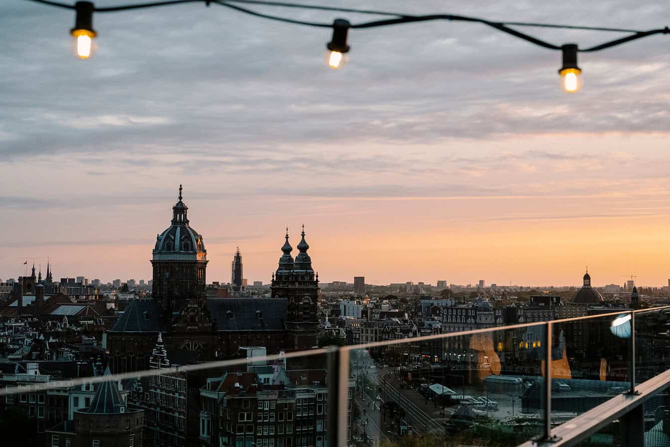 Uitzicht over de stad vanaf rooftopbar LuminAir in Amsterdam