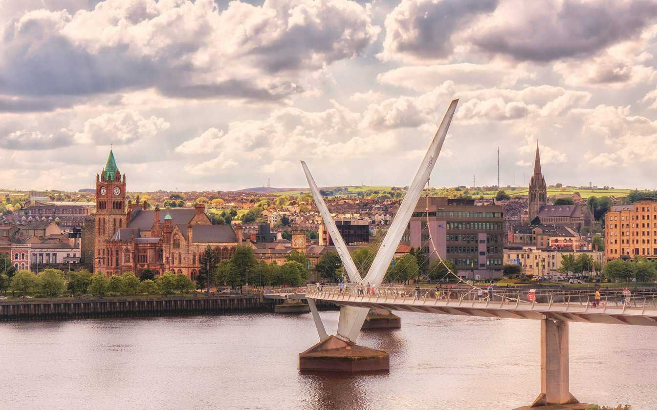 uitzicht over de stad Derry in Noord-Ierland