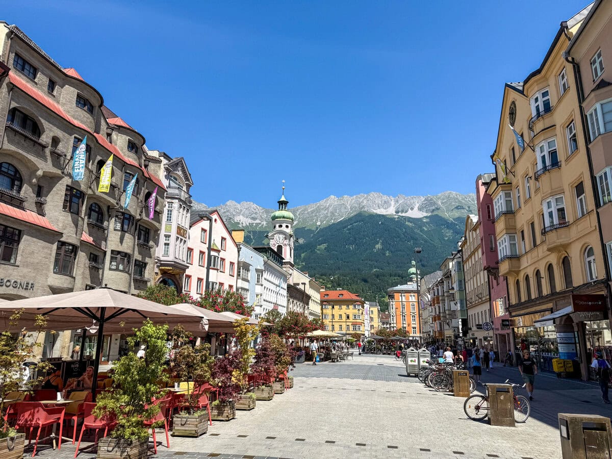 Marktplein in Innsbruck in de zomer