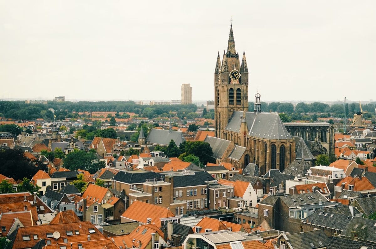 Uitzicht over de stad Delft en de Oude Kerk