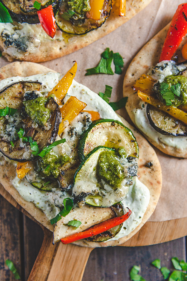 Naan met geroosterde groenten en pestosaus