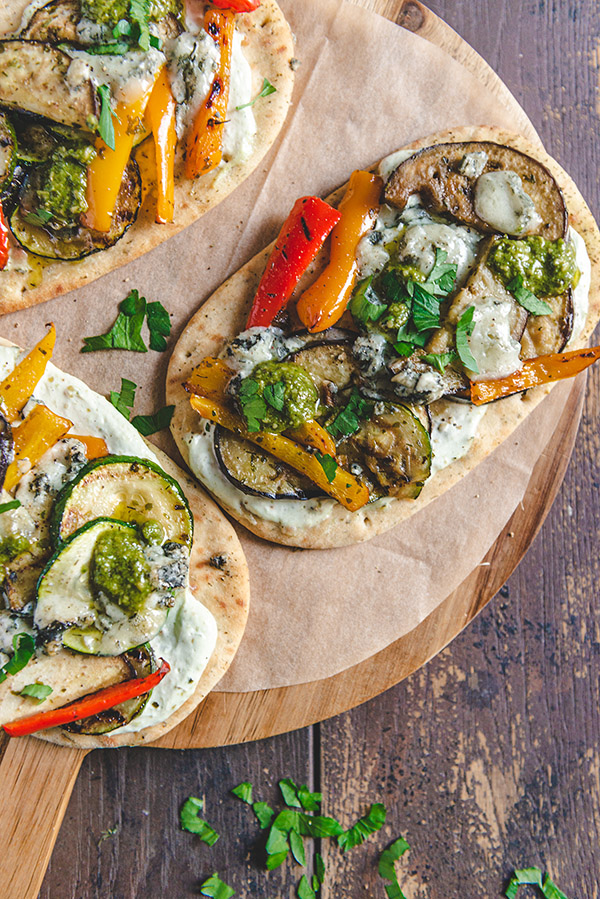 Naan met geroosterde groenten en pestosaus