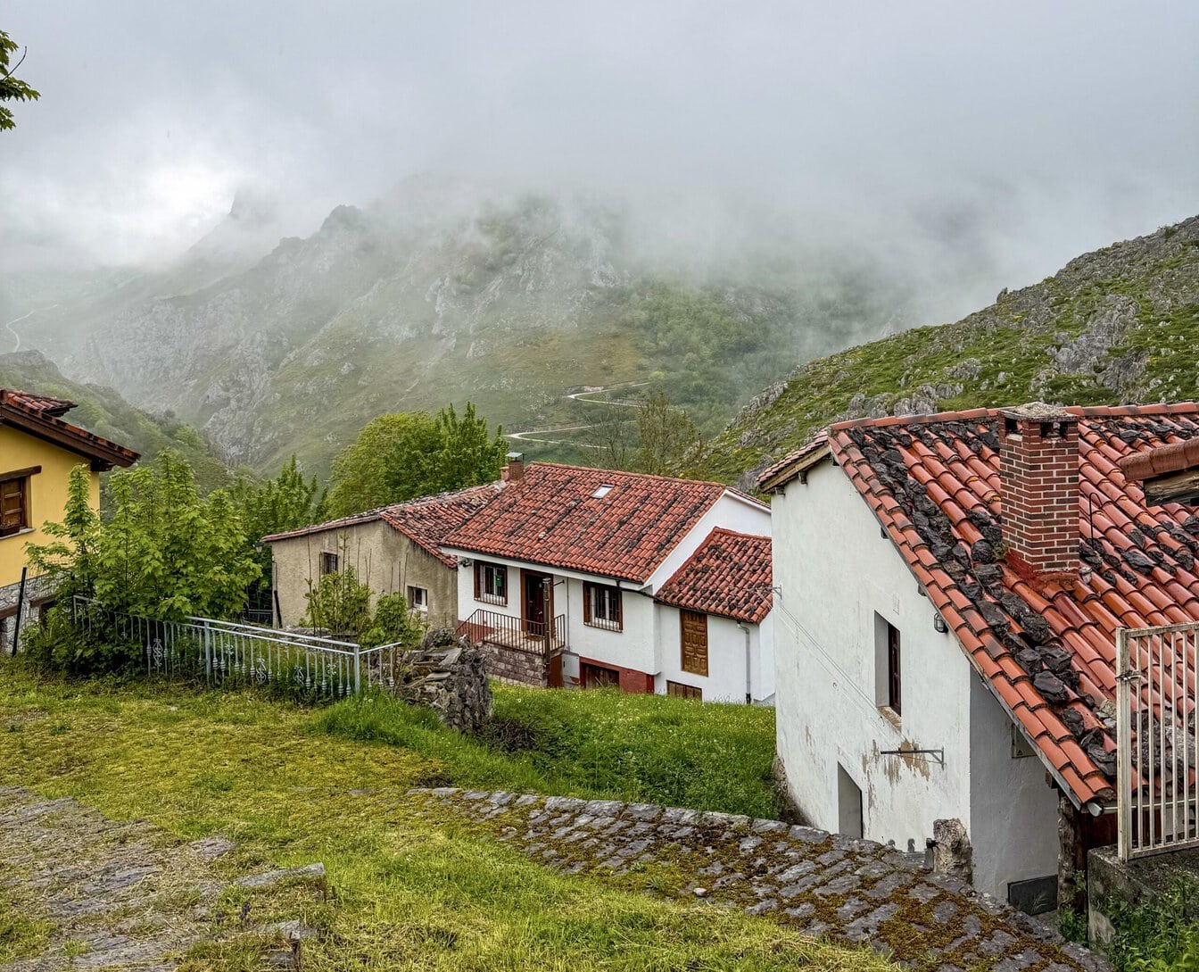 Uitzicht over een dorpje in de bergen van Picos de Europa in Asturië