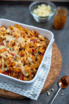 Pastaschotel met kip en rode pesto