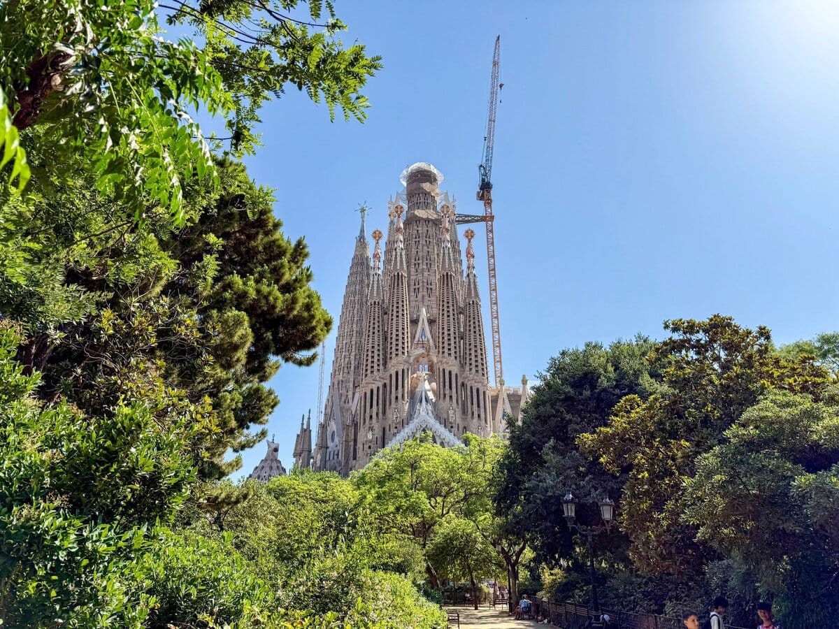 Uitzicht op de Sagrada Familia in Barcelona, vanuit het parkje voor de kerk