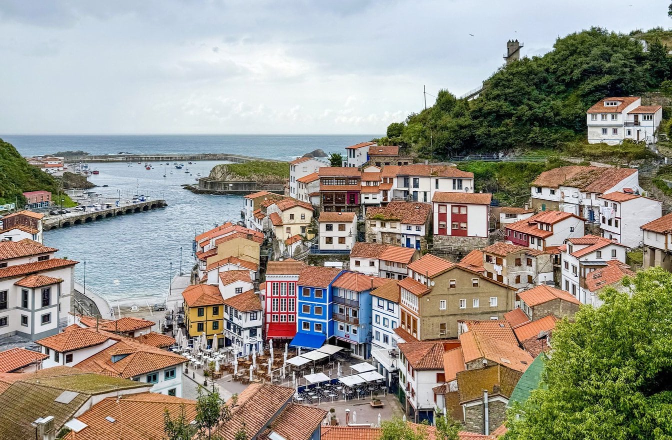 Uitzicht over een vissersdorp in Asturië, waar slow food de regel is