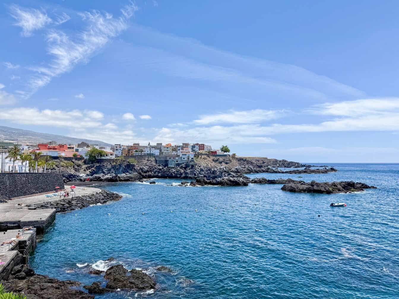 Uitzicht over een baai op Tenerife, aan de zuidkant van het eiland