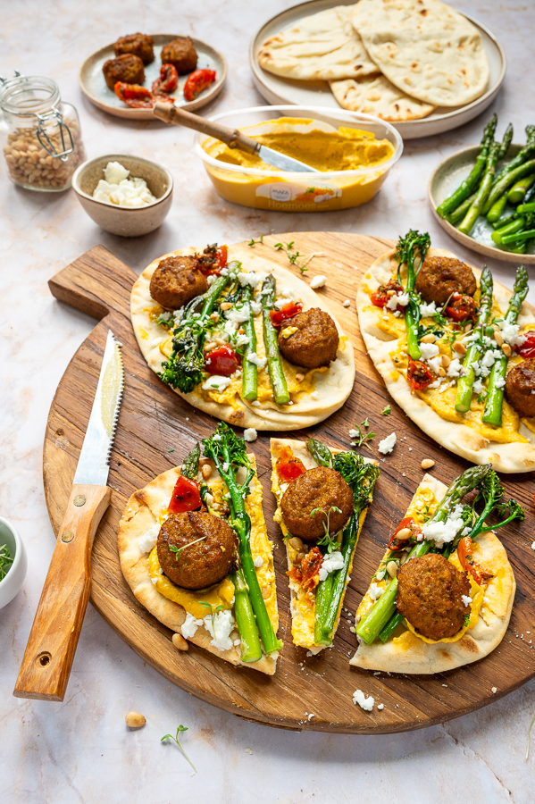 Naan met hoemoes, falafel en groente groenten