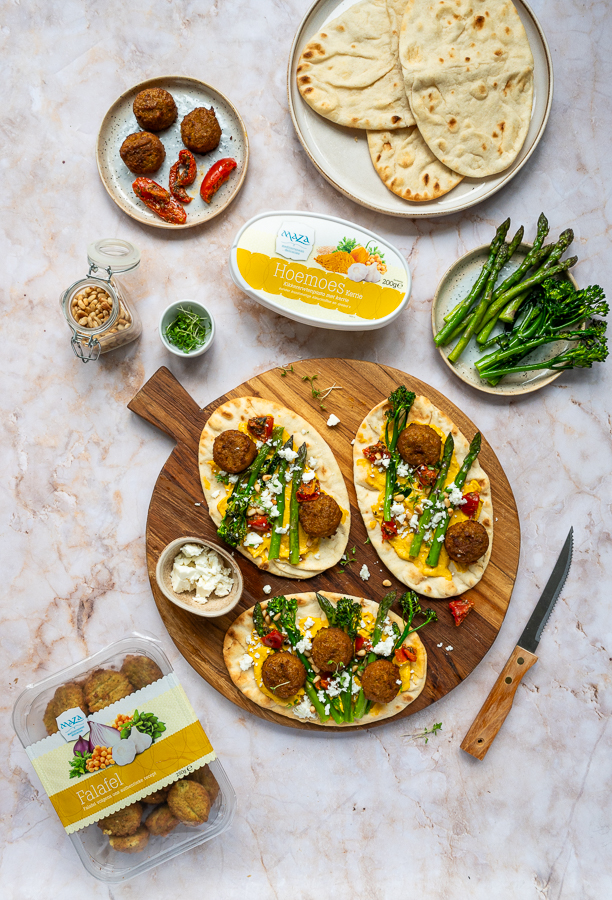 Naan met hoemoes, falafel en groente groenten