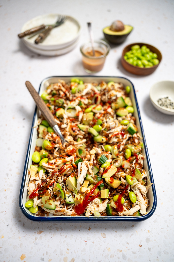 Crispy rijstsalade met kip en avocado 