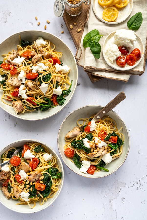 Spaghetti met kip en mozzarella in citroen-knoflooksausje