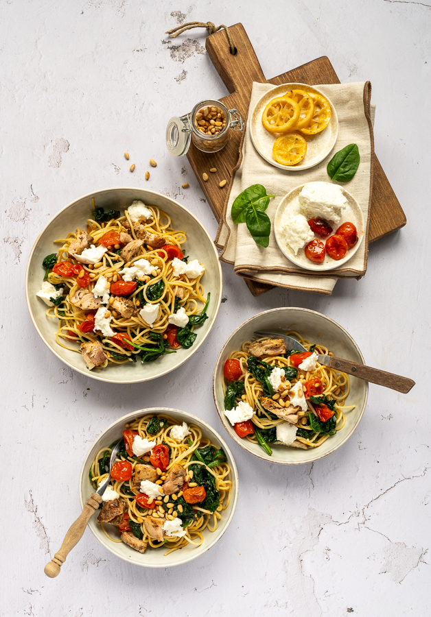 Spaghetti met kip en mozzarella in citroen-knoflooksausje