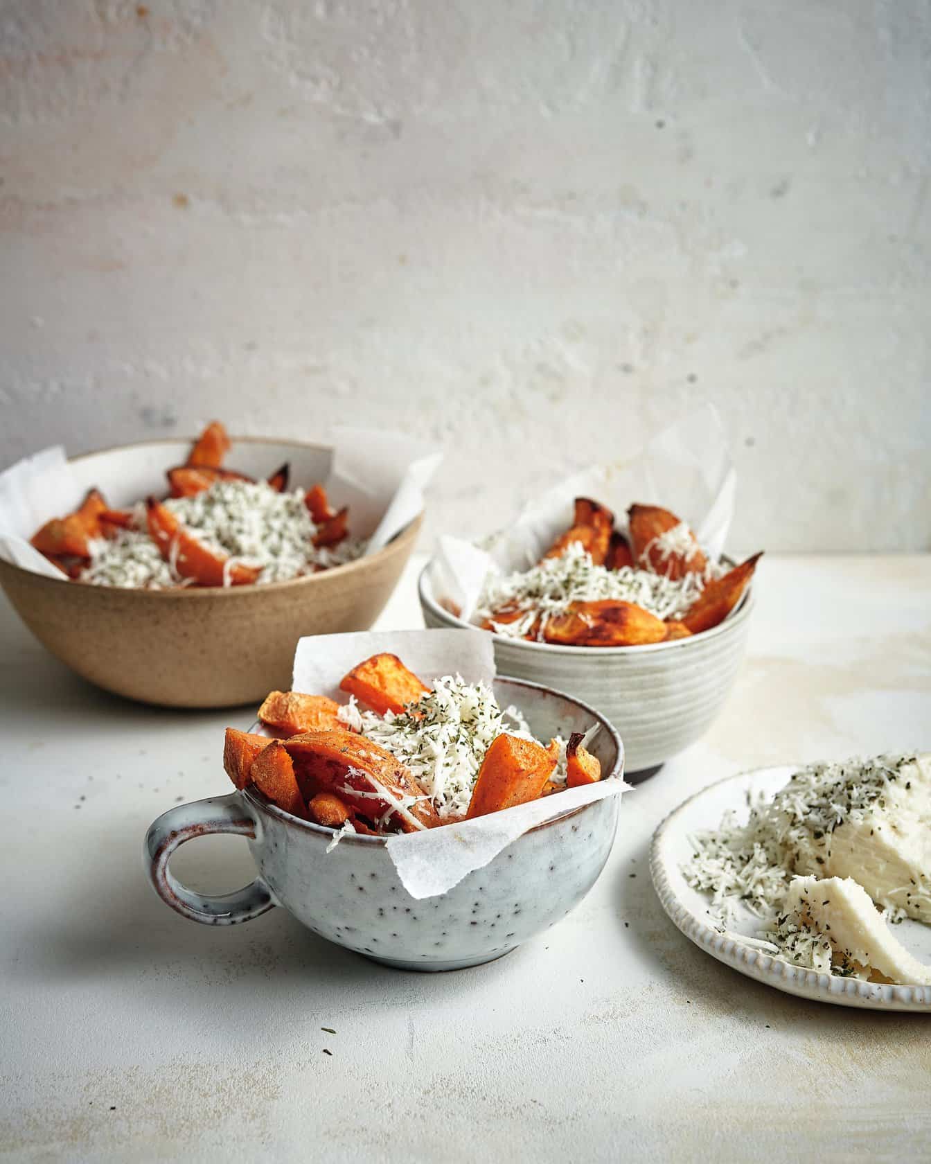 Zoete-aardappelchips met halloumi en munt