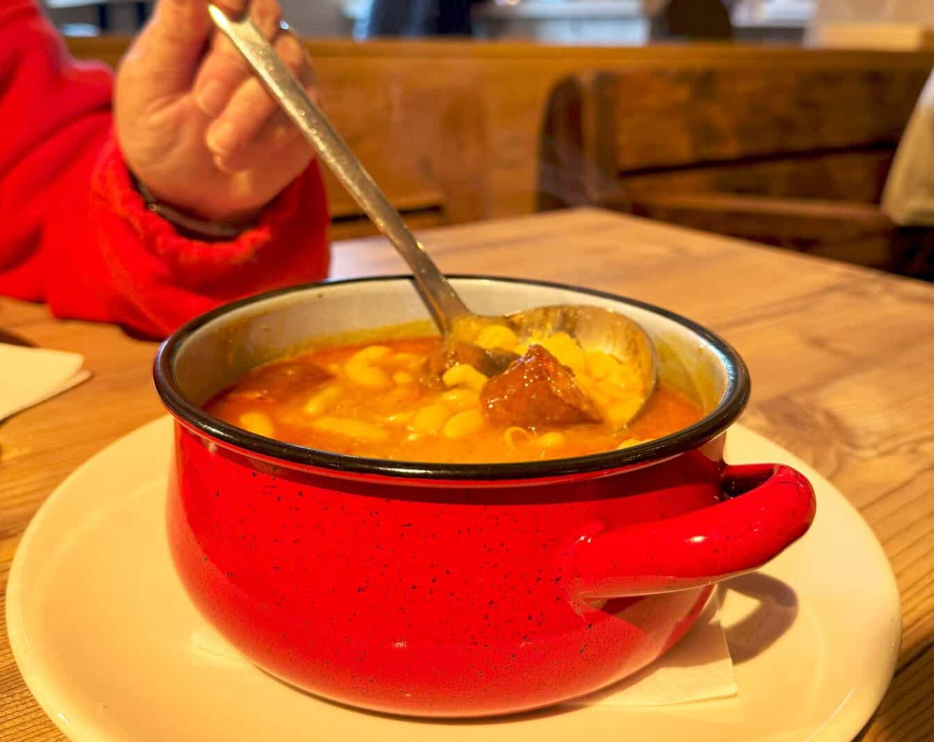 Het lokale gerecht fabada asturiana uit de Spaanse regio Asturië