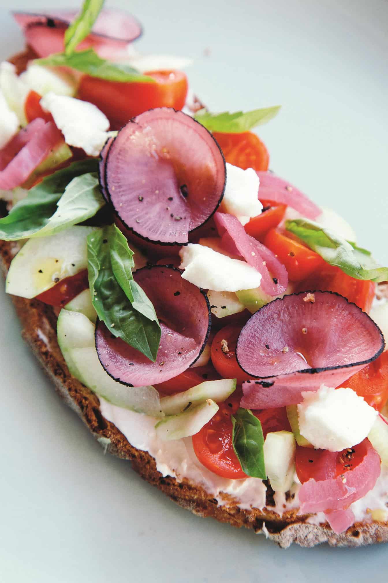 bruschetta met mozzarella en ingelegde groenten