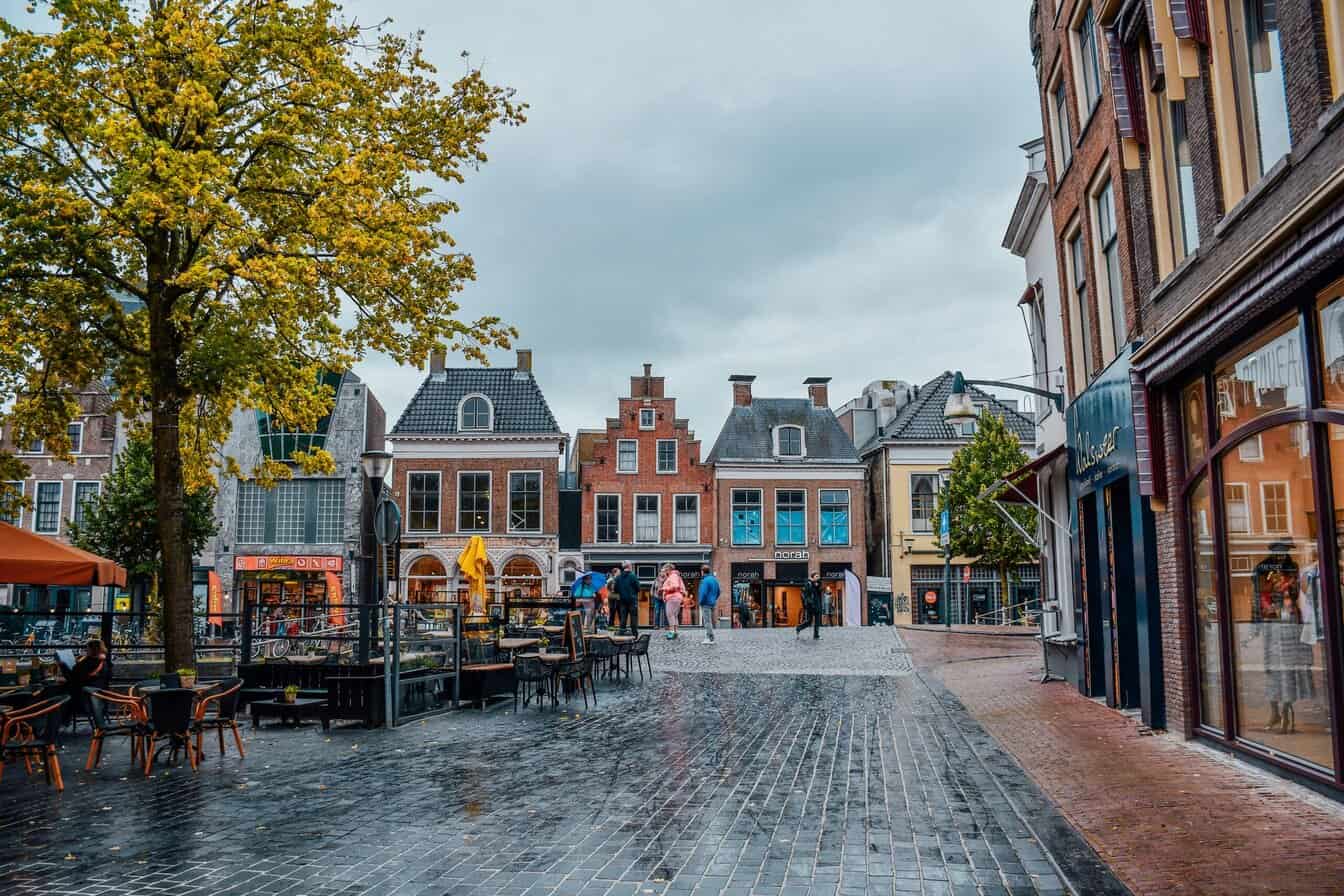regenachtig stadsplein in Leeuwarden