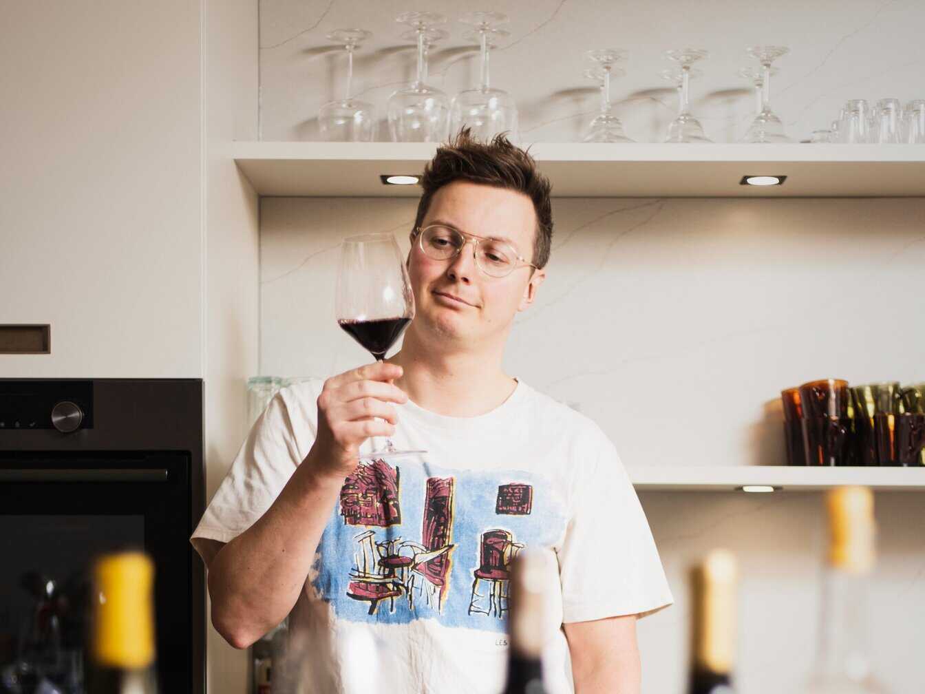 Jan-Jaap Altenburg, oftwel sommeljj houdt wijnglas vast