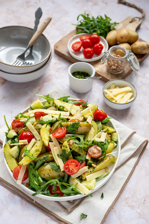 Krieltjessalade met pesto en tomaatjes