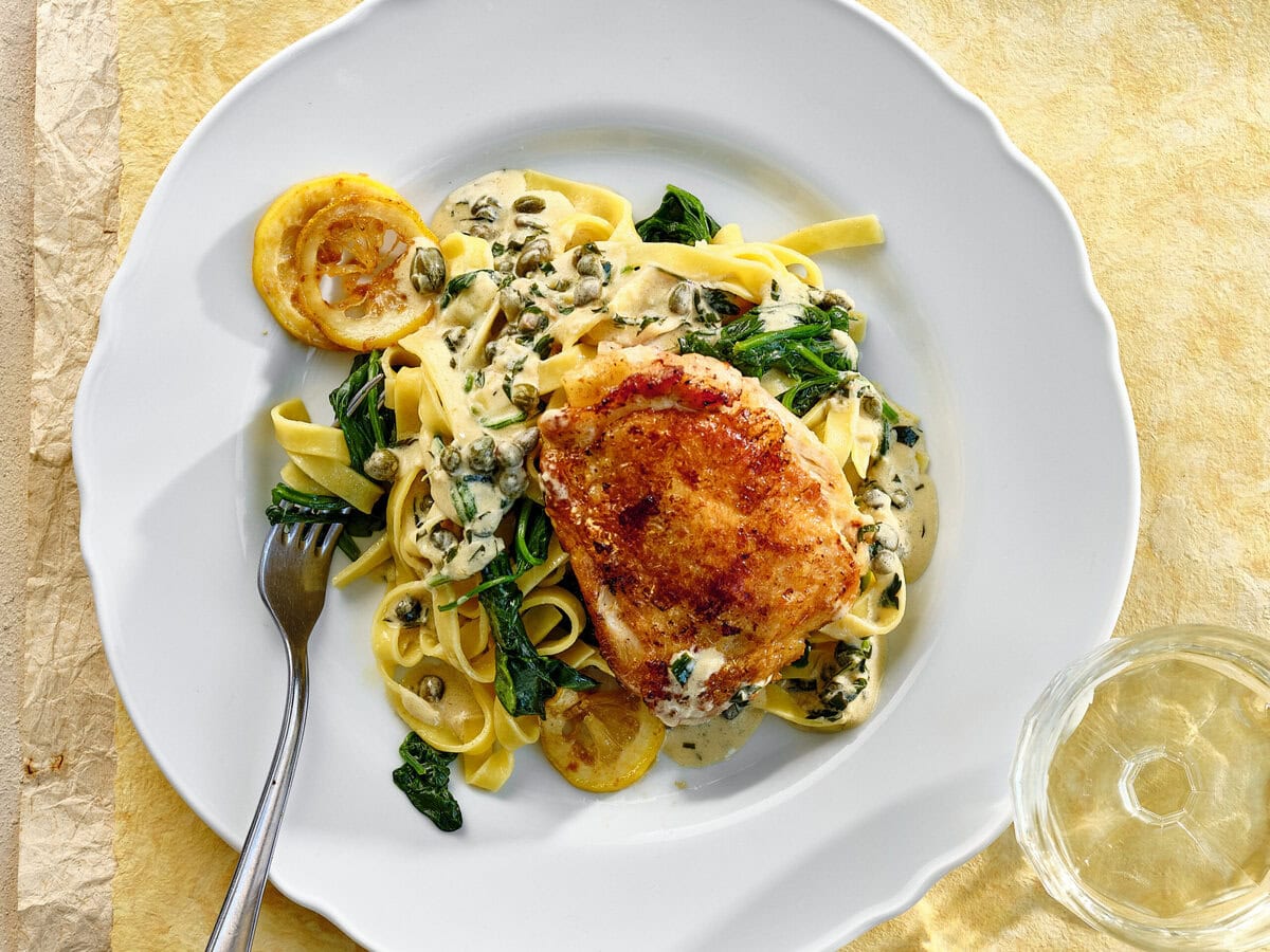 Kip Piccata met tagliatelle op een bord met een vork