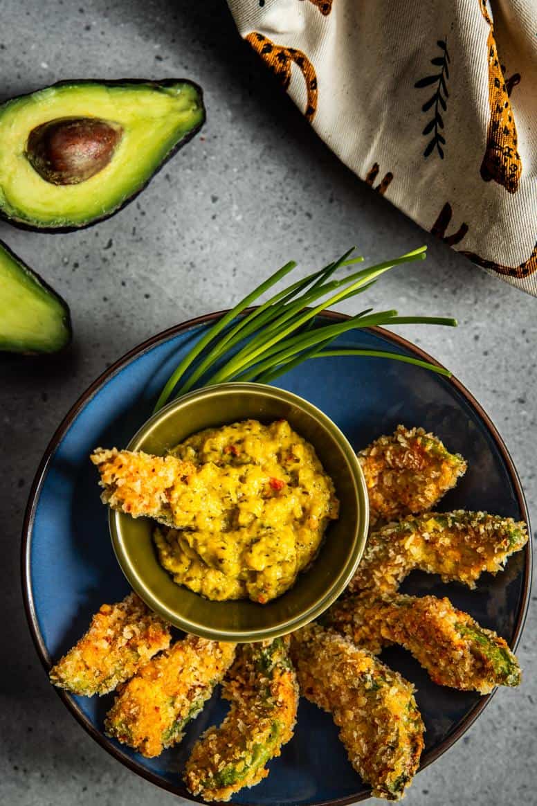 crunchy avocadofrietjes met salsa van gegrilde mango