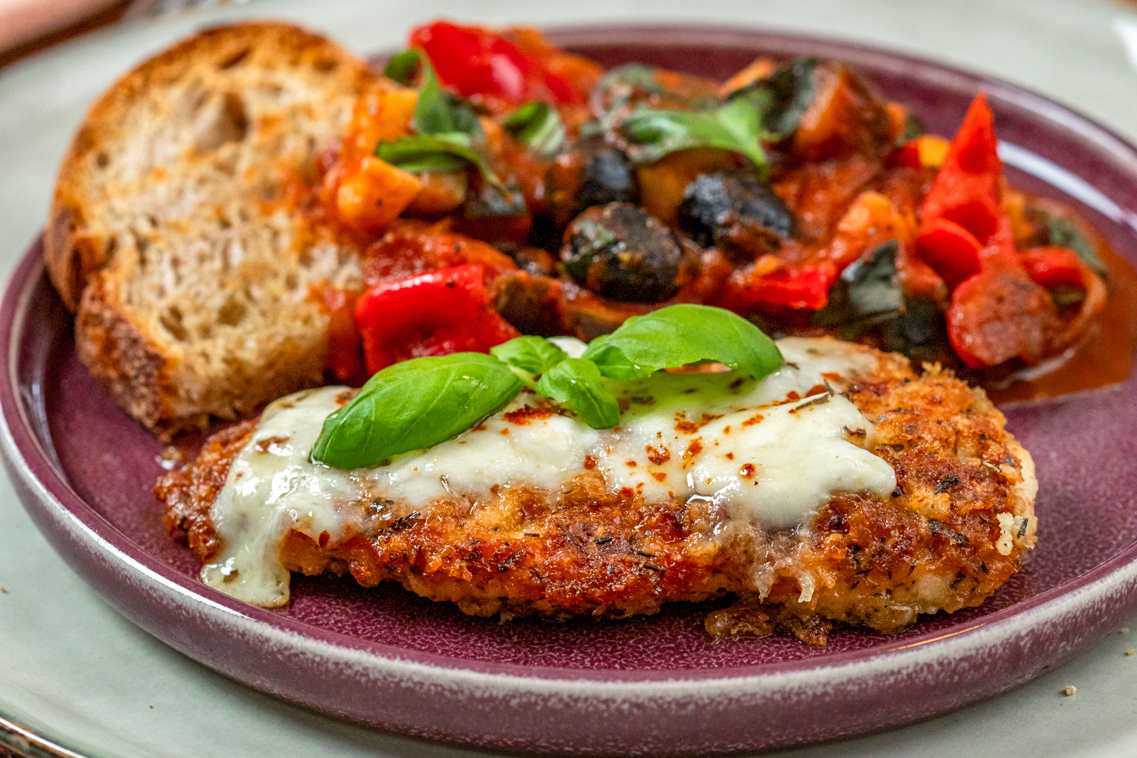 Parmezaanse kip met Mediterraanse groentestoof – Francesca Kookt