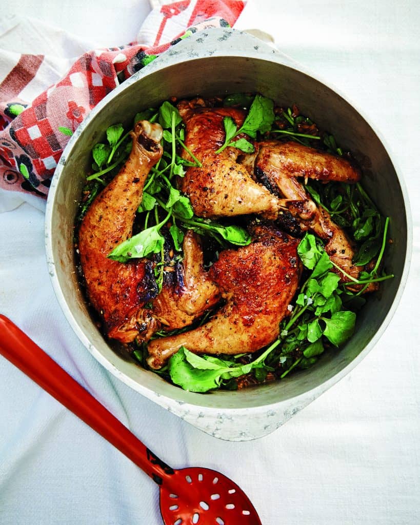 In azijn gesmoorde kip met farro en waterkers