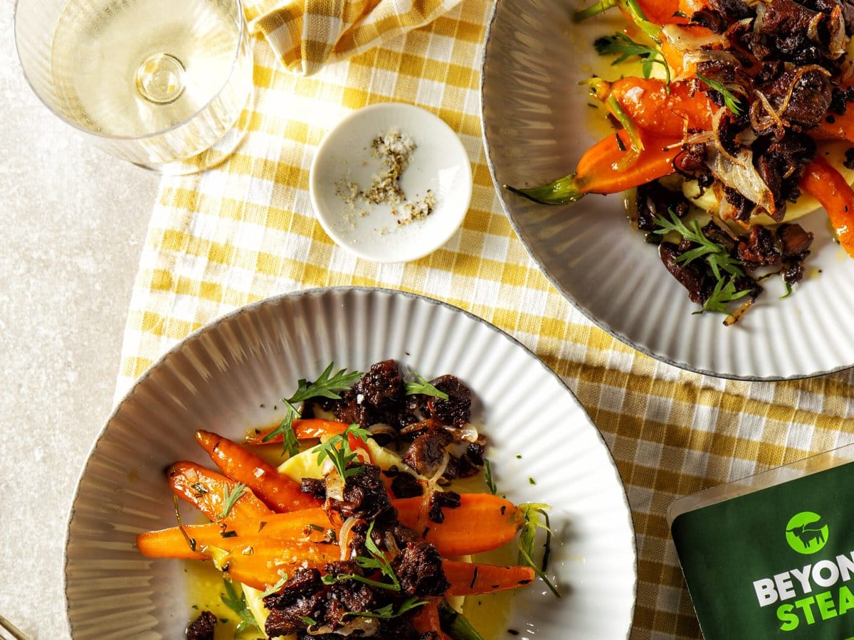 Geglaceerde wortel met dragonboter, aardappelpuree en daarop stukjes crispy Beyond Steak