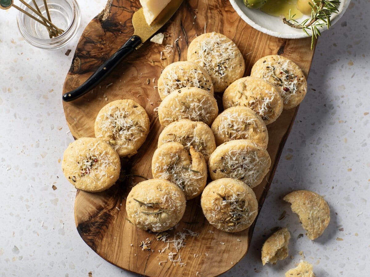 Kaaskoekjes met Grana Padano en venkelzaad op een borrelplank