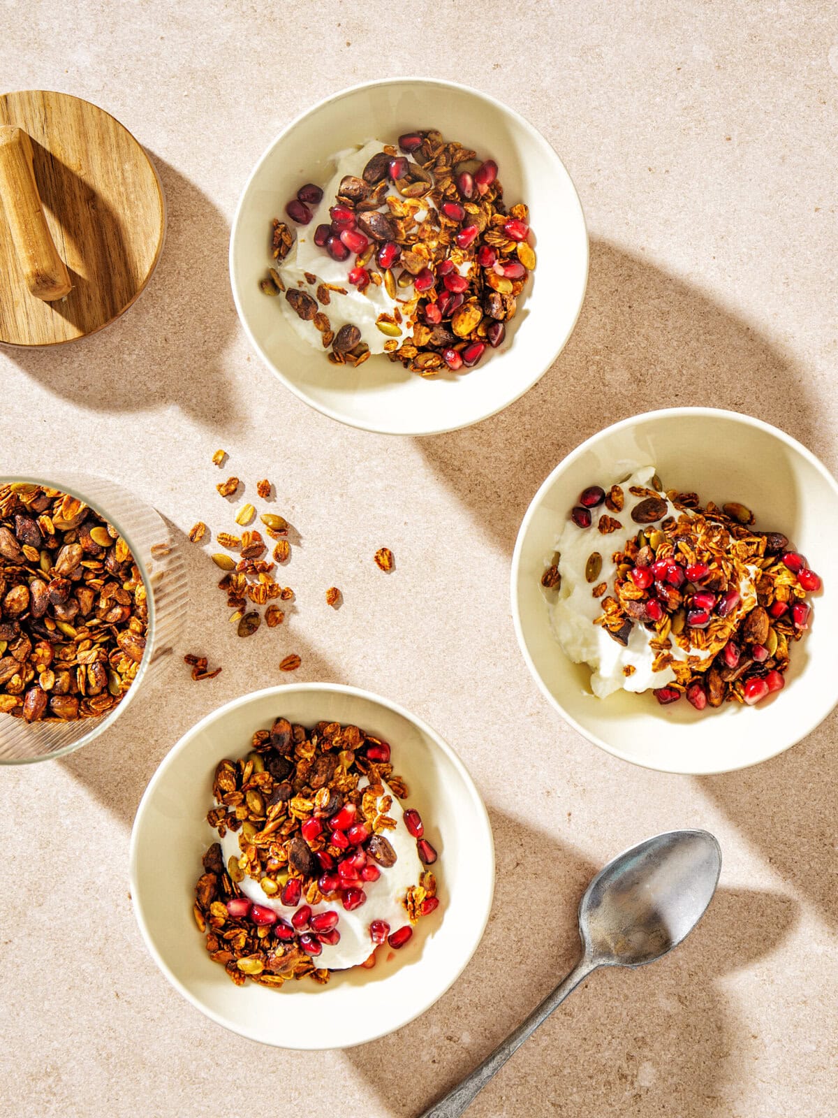 Bakjes Turkse yoghurt met pistachegranola en granaatappelpitjes
