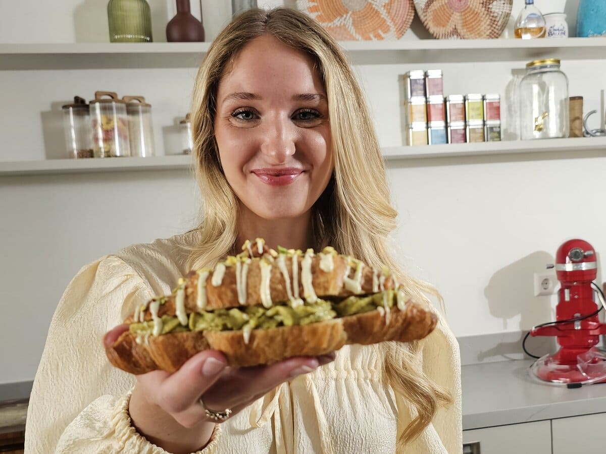eva koper houdt pistachecroissant vast