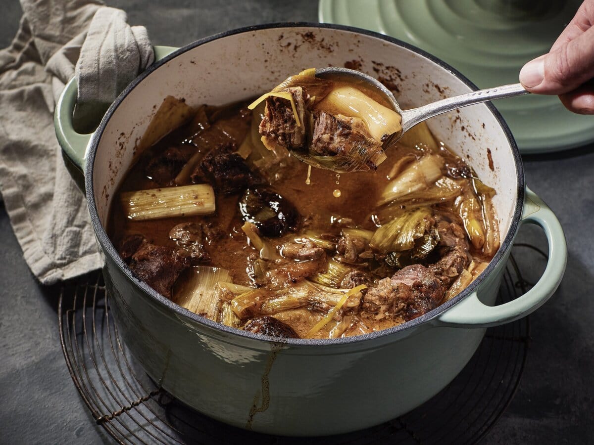 Stoofpan met rundersukade in mosterdsaus met gedroogde pruimen en prei